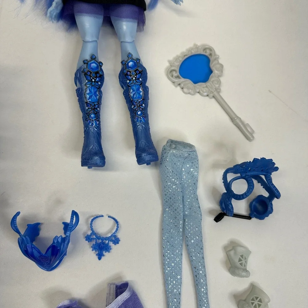 Monster High Skulltimate Secrets Abbey Bominable G3 Doll & Coffin Locker Set